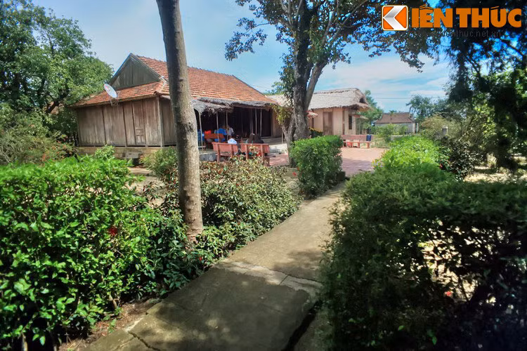 Đại tướng Võ Nguyên Giáp đã sống tại ngôi nhà này đến năm 13 tuổi và vào học ở Trường Quốc học ở Huế, nơi khởi đầu sự nghiệp cách mạng về sau này. Ngôi nhà cũ được xây dựng đầu thế kỷ 20 nhưng trải qua chiến tranh bị đốt phá, hư hỏng. Vào năm 1977, gian nhà chính được phục dựng làm Nhà lưu niệm theo nguyên gốc của kiến trúc nhà vườn với 3 gian, 2 chái ngay trên nền đất của ngôi nhà cũ.