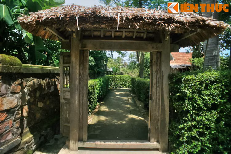 Cánh cổng lợp mái tranh thô mộc, hàng rào râm bụt xanh tươi dọc lối vào nhà... Tưởng như hình bóng Đại tướng vẫn thấp thoáng trong không gian thanh bình, rợp bóng cây xanh này.