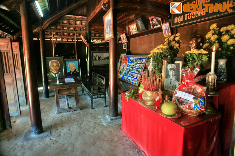 Đó là những món đồ nội thất như bộ bàn ghế, tấm phản gỗ... rất mộc mạc, giản dị, có thể bắt gặp ở bất cứ ngôi nhà nào ở vùng nông thôn miền Trung nói chung và vùng Lệ Thủy, Quảng Bình nói riêng.