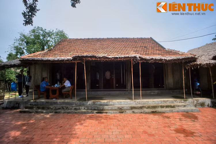 Theo đó, năm 1977 các cấp lãnh đạo tại địa phương muốn xây lại ngôi nhà khang trang hơn bằng gỗ lim nhưng Đại tướng kiên quyết không đồng ý. Đại tướng Võ Nguyên Giáp không muốn ngôi nhà sẽ trở thành tiền lệ cho mọi người phá rừng. Và ngôi nhà được làm bằng gỗ vườn trồng ở Lệ Thuỷ, nơi gắn bó tuổi thơ của ông.