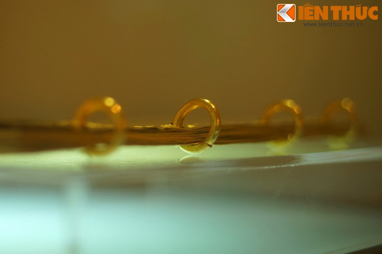 "...Nước Việt thống nhất bản đồ, triều cận âu cả thảy đều quy phục, giữa trời đôi vầng thêm mới, thần nhân xã tắc, làm chủ có người. Ức triệu dân cũng được nhờ cậy, hai, ba lần tâu xin lên ngôi...".