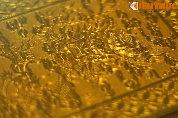 Theo quy định của triều đình, kim sách dành cho vua làm chín tờ bằng vàng mười tuổi, hai tờ trước, sau khắc rồng, mây, bảy tờ giữa sách văn; dài sáu tấc ba phân, ngang ba tấc sáu phân, dày hai li; bốn khuyên tròn bằng vàng.