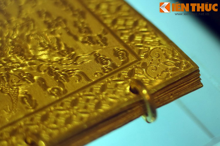 "...Trên nhà vua thức khiêm tự xử, dưới thần thứ tin tưởng một lòng; thực đúng với điềm lành có vua thánh ra đời, xây nền thịnh trị. Bọn tôi kính cẩn dâng kim sách, tôn hiệu hoàng đế...".