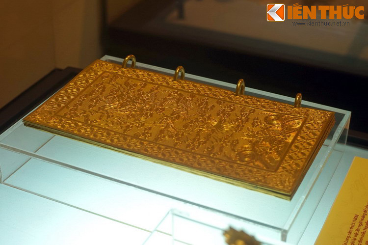 Vào thời Nguyễn, kim sách được dùng trong các lễ dâng tôn hiệu hoàng đế, hoàng hậu các đời trước; dâng tôn hiệu hoàng thái hậu; sắc phong hoàng tử, các công chúa trong hoàng thân... Nội dung kim sách được viết theo lối biền ngẫu, ca tụng công lao của người gắn với cuốn sách.