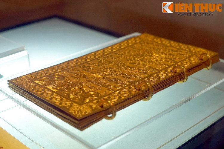 Bản dịch nội dung kim sách được giới thiệu như sau: “Trộm nghe: Có đức tốt của thánh nhân, tất được nhận vật báu lớn của thánh nhân, đứng ngôi chính trong thiên hạ, tất được nhận tiếng tốt trong thiên hạ; nên thiên Hồng phạm để lại lời văn đặt ra ngôi cao quý; mà kinh Xuân thu chú trọng đến nghĩa chính thống từ đầu...".