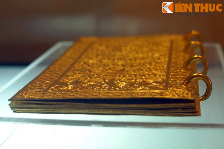 Quay về với thời điểm hơn hai thế kỷ trước, vào tháng 5 năm Bính Dần (1806), vua Gia Long (1762-1820) lên ngôi Hoàng đế ở điện Thái Hòa, Huế. Nhân dịp trọng đại này, bá quan văn võ đã dâng sách vàng ròng ca tụng công lao của ngài.