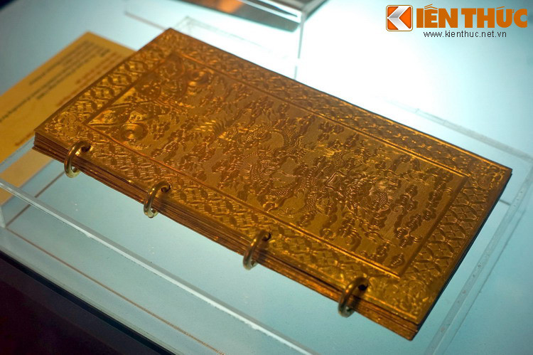 "...Phúc xưa, dành để sáng ngời, mặt trời mọc gặp thời tươi đẹp. Kính nghĩ nhà vua, anh hùng hơn cả từ xưa; trí dũng nêu cao trong nước; giúp thời vận như sấm mây quét sạch khó khăn,...".