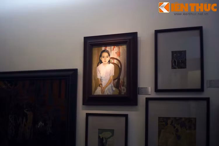 3. Bảo vật quốc gia - bức tranh "Em Thúy" của danh họa Trần Văn Cẩn (lưu giữ tại Bảo tàng Mỹ thuật Việt Nam) tái hiện hình ảnh người phụ nữ Việt Nam dưới một sắc thái hoàn toàn khác với hai tác phẩm trước.