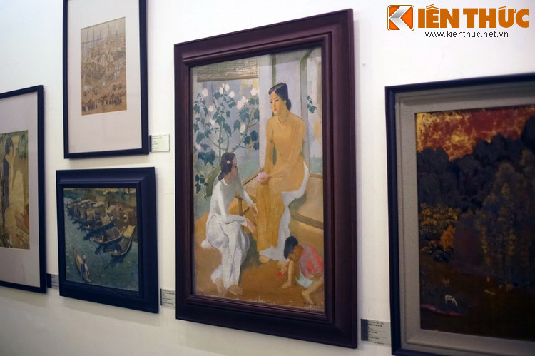 Tranh được vẽ bằng sơn dầu trên vải toan, cao 102 cm, rộng 71,8 cm, vẽ một không gian thanh bình với hai phụ nữ mặc áo dài tha thướt ngồi tâm sự ngoài hiên nhà, bên cạnh có một bé trai đang ngồi chơi. Ba nhân vật được bố cục dạng tam giác tạo nên trạng thái tĩnh lặng, cân bằng, êm ả.