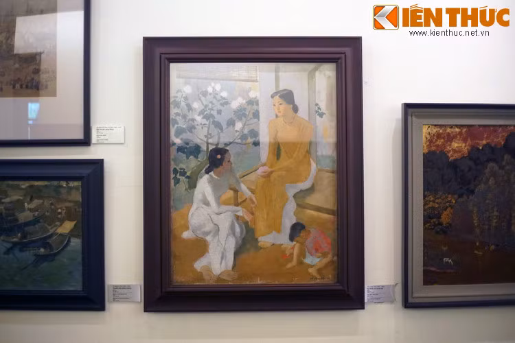 2. Được lưu giữ tại Bảo tàng Mỹ thuật Việt Nam, “Hai thiếu nữ và em bé” là một bức tranh khác thể hiện đề tài người phụ nữ Việt Nam được công nhận là Bảo vật quốc gia. Người thực hiện tác phẩm này là họa sĩ Tô Ngọc Vân, một tên tuổi vĩ đại của nền mỹ thuật Việt Nam.