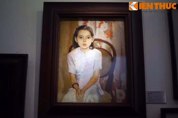 Bức tranh này được vẽ bằng sơn dầu trên vải toan, cao 60 cm, rộng 45 cm, vẽ chân dung bán thân của một nhân vật thực bé Thúy (8 tuổi, cháu gái của họa sĩ) ngồi trên một chiếc ghế mây. Tác giả đặc tả em bé gái với tinh thần lãng mạn, tinh tế, trong trẻo với hòa sắc sáng ấm.