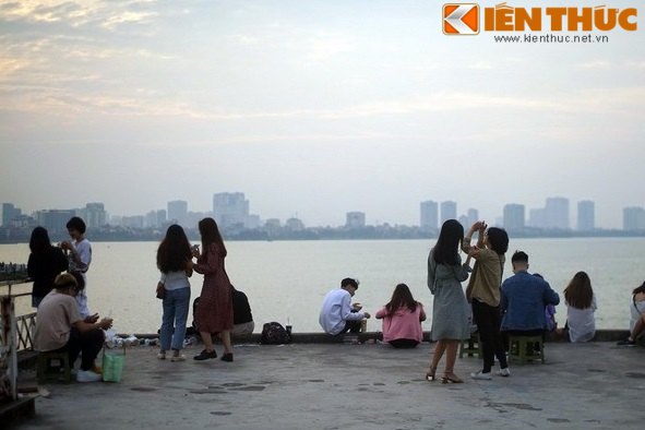 Do có không gian rộng rãi, thoáng đãng, lại nằm ở vị trí tuyệt đẹp ở bờ hồ Tây, khu nhà ga xưa đã trở thành địa điểm thu hút nhiều người trẻ đến tham quan, trải nghiệm. Đặc biệt, đây là địa điểm có vô số góc “sống ảo” dành cho những người theo trào lưu “selfie”, “check in”.