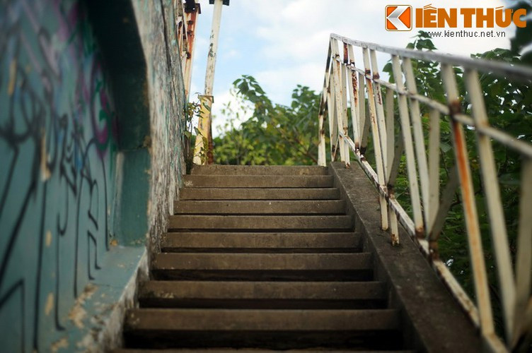 Không rõ sân bay thủy phi cơ ở hồ Tây hoạt động đến năm nào. Có lẽ nó đã bị bỏ hoang cùng sự triệt thoái của người Pháp ở Việt Nam từ năm 1954. Những năm sau khi đất nước thống nhất, khu nhà ga cũ này trở thành địa điểm ngắm cảnh ưa thích của người thủ đô.