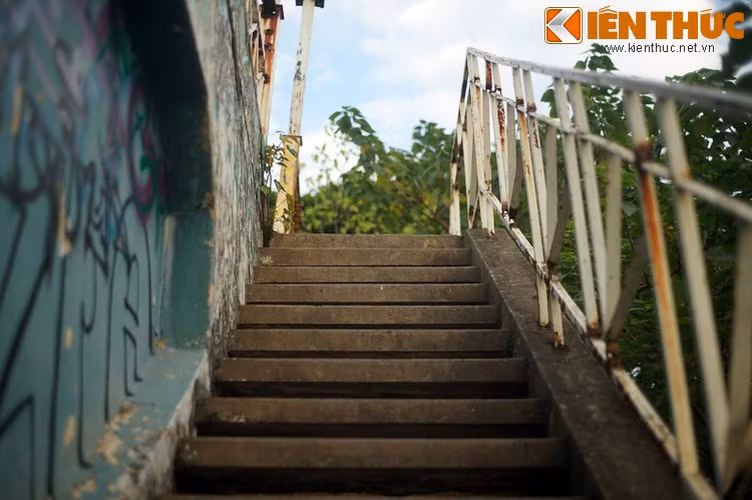 Không rõ sân bay thủy phi cơ ở hồ Tây hoạt động đến năm nào. Có lẽ nó đã bị bỏ hoang cùng sự triệt thoái của người Pháp ở Việt Nam từ năm 1954. Những năm sau khi đất nước thống nhất, khu nhà ga cũ này trở thành địa điểm ngắm cảnh ưa thích của người thủ đô.