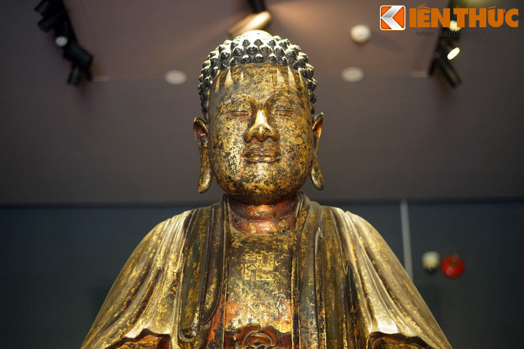 Sau khi lên ngôi, để cảm tạ ngôi chùa đã che chở gia đình mình, vua Gia Long (Nguyễn Phúc Ánh) đã dâng cúng một tượng Phật A Di Đà ngồi trên tòa sen do các nghệ nhân Huế thực hiện. Tượng làm bằng gỗ mít, cao 2,5 mét, sơn son thếp vàng lộng lẫy.