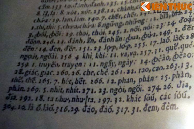 Nhà truyền giáo Francisco de Pina là người đã bắt đầu xây dựng phương pháp ghi âm tiếng Việt bằng chữ cái Latinh. Sau đó, giáo sĩ Alexandre de Rhodes hệ thống hóa và định chế hóa chữ quốc ngữ qua cuốn "Từ điển Việt–Bồ–La" in năm 1651 tại Roma.