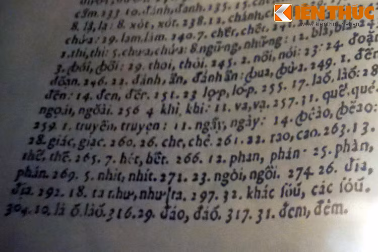 Nhà truyền giáo Francisco de Pina là người đã bắt đầu xây dựng phương pháp ghi âm tiếng Việt bằng chữ cái Latinh. Sau đó, giáo sĩ Alexandre de Rhodes hệ thống hóa và định chế hóa chữ quốc ngữ qua cuốn "Từ điển Việt–Bồ–La" in năm 1651 tại Roma.