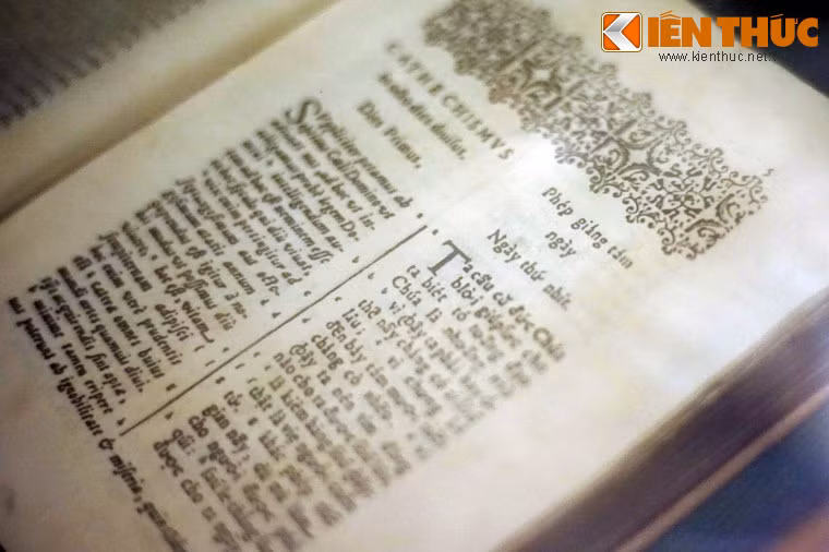 Cuốn giáo lý này được in song ngữ bằng tiếng Latinh (bên trái) và chữ quốc ngữ sơ khai (bên phải). Việc sử dụng chữ quốc ngữ trong cuốn sách nhằm phục vụ hoạt động truyền đạo của các giáo sĩ phương Tây trong cộng đồng cư dân bản địa ở Việt Nam.