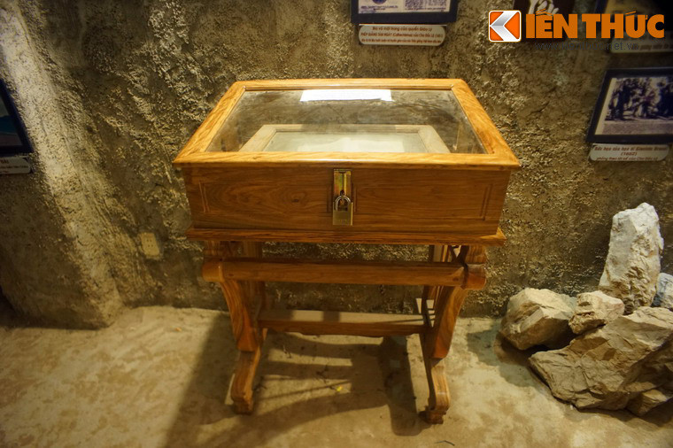 Cuốn sách được đặt trong hộp gỗ có nắp kính tại một căn phòng nằm sâu trong lòng một quả đồi nhân tạo được xây từ năm 2008.