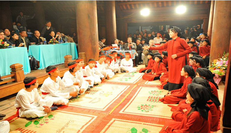 Hát xoan ở Phú Thọ cũng chứa đựng một phần của văn hóa phồn thực thông qua quả cách (bài diễn xướng) cuối cùng là “cài hoa - mó cá”. Đây là hai tiết mục biểu hiện tín ngưỡng phồn thực với cầu mong cho sự sinh sôi nảy nở, mùa màng cùng vật nuôi, cả con người sẽ sinh sôi, phát triển. 