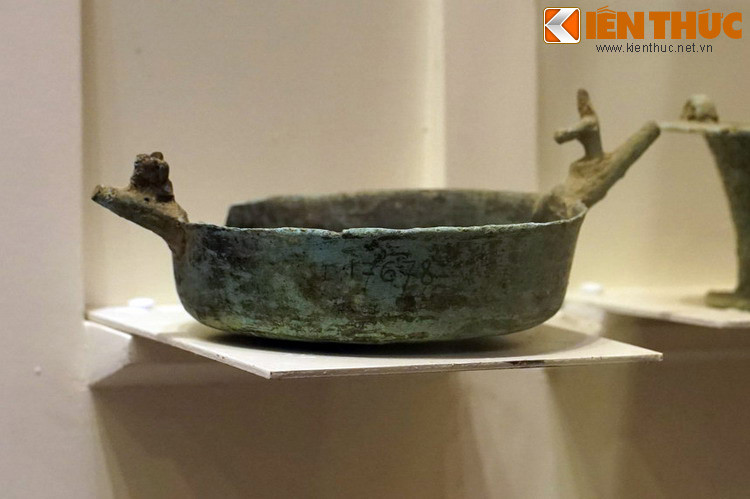 Một chiếc bát tuổi đời hai thiên niên kỷ. Đồ dùng sinh hoạt của người Đông Sơn rất phong phú, với các loại hình như bình, lọ, vò, âu, nồi, ấm, chậu, bát, đĩa, khay, muôi...