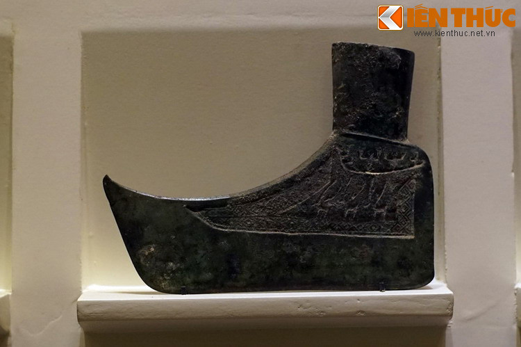 Một lưỡi rìu xéo, loại vật dụng đặc sắc của cư dân văn hóa Đông Sơn. Rìu chiếm số lượng khá lớn trong các loại công cụ sản xuất đã được phát hiện, được xem là loại hiện vật tiêu biểu, độc đáo của cư dân Đông Sơn cổ.