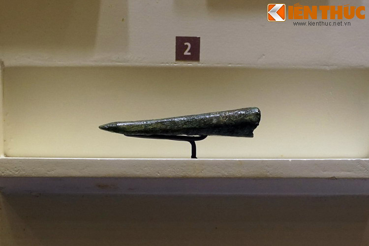 Mũi đục của người Đông Sơn. Sự đa dạng của các loại công cụ sản xuất là minh chứng cho những bước tiến vượt bậc trong đời sống kinh tế của người Việt cổ thời kỳ này.