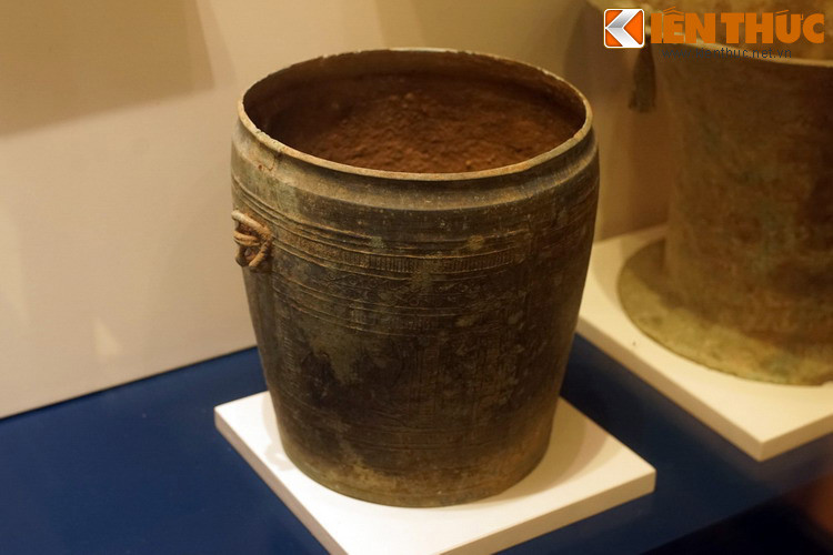 Một chiếc thạp đồng Đông Sơn. Dù chỉ là đồ dùng sinh hoạt, nhiều hiện vật được trang trí rất cầu kỳ, là biểu hiện của một đời sống văn hóa phát triển ở mức cao.