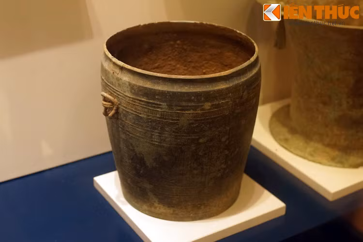 Một chiếc thạp đồng Đông Sơn. Dù chỉ là đồ dùng sinh hoạt, nhiều hiện vật được trang trí rất cầu kỳ, là biểu hiện của một đời sống văn hóa phát triển ở mức cao.