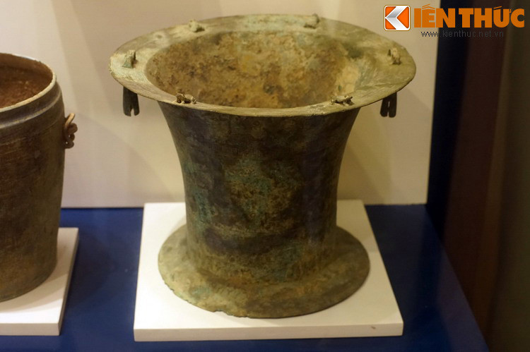 Chiếc thố này có hình 6 con cóc trên miệng, phản ánh khát vọng về một cuộc sống no đủ, vạn vật sinh sôi nảy nở của cư dân Đông Sơn.