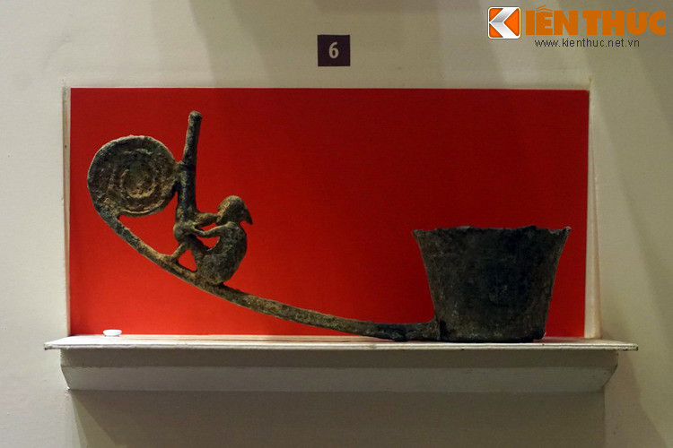 Chiếc muôi có hình người thổi khèn ở chuôi. Hiện vật này vừa thể hiện óc thẩm mỹ tinh tế, vừa là minh chứng cho tay nghề điêu luyện của các người thợ Đông Sơn xưa.