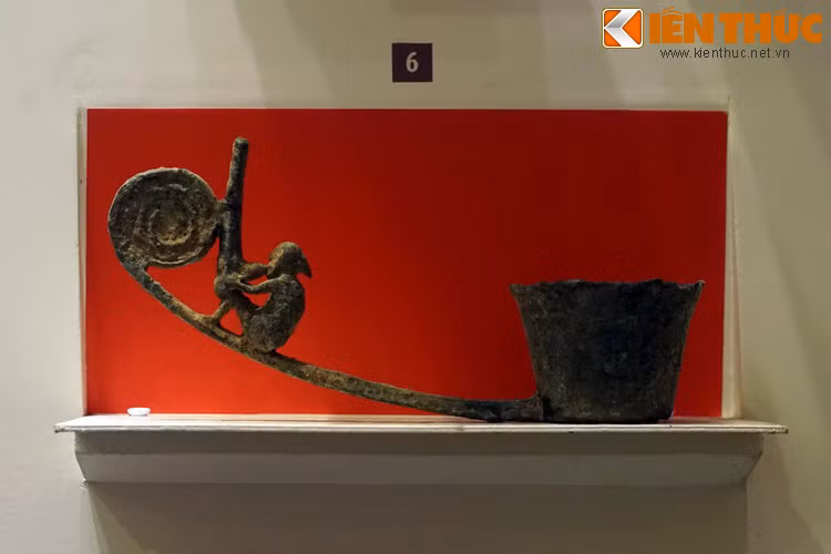 Chiếc muôi có hình người thổi khèn ở chuôi. Hiện vật này vừa thể hiện óc thẩm mỹ tinh tế, vừa là minh chứng cho tay nghề điêu luyện của các người thợ Đông Sơn xưa.