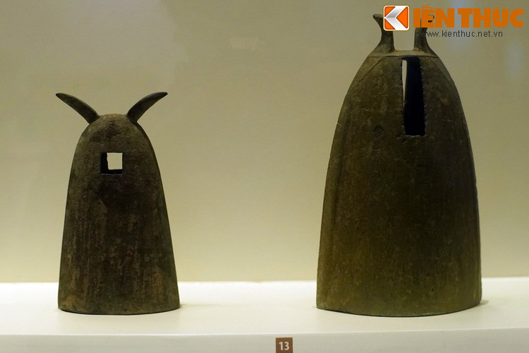 Những quả chuông hình dạng độc đáo của văn hóa Đông Sơn. Cư dân Đông Sơn sử dụng nhiều loại nhạc cụ như cồng, chiêng, thanh la, lục lạc, khèn, trống. Chúng được nhiều người sử dụng cùng một lúc như một dàn nhạc, cho thấy khả năng cảm thụ nghệ thuật tinh tế của người xưa...