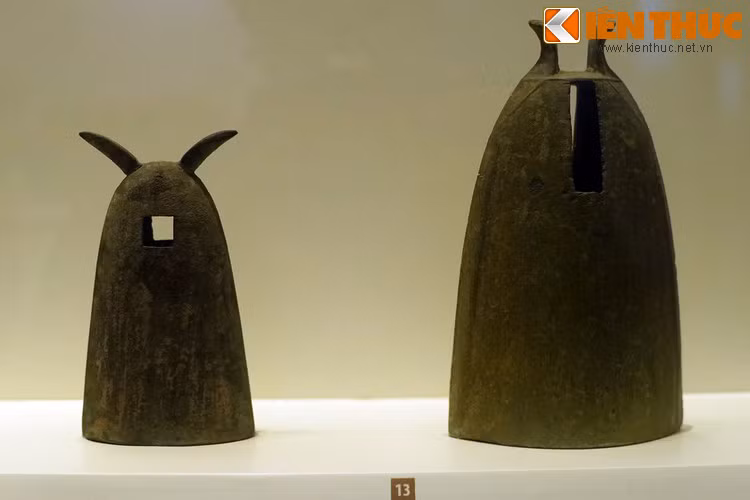 Những quả chuông hình dạng độc đáo của văn hóa Đông Sơn. Cư dân Đông Sơn sử dụng nhiều loại nhạc cụ như cồng, chiêng, thanh la, lục lạc, khèn, trống. Chúng được nhiều người sử dụng cùng một lúc như một dàn nhạc, cho thấy khả năng cảm thụ nghệ thuật tinh tế của người xưa...