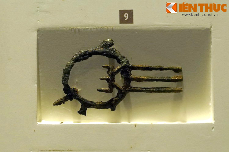 Trâm cài tóc của phụ nữ Đông Sơn xưa. Đồ trang sức bằng đồng thuộc văn hóa Đông Sơn được tìm thấy với số lượng lớn, gồm các loại vòng cổ, vòng tay, vòng chân, khuyên tai, trâm cài tóc, khóa thắt lưng...