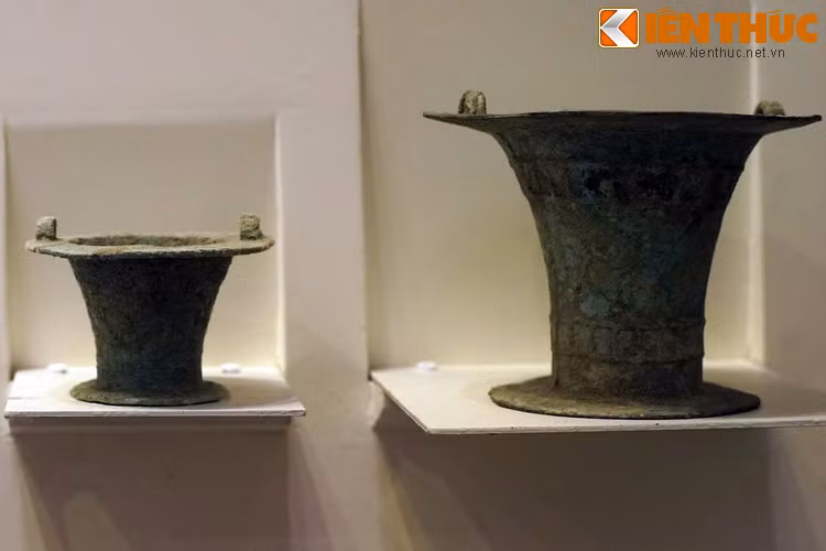 Những chiếc thố có hình thù đặc trưng của văn hóa Đông Sơn, với kích cỡ lớn nhỏ khác nhau. Thố là loại hình đồ dùng Đông Sơn được phát hiện với số lượng lớn, kiểu dáng và kích cỡ đa dạng.