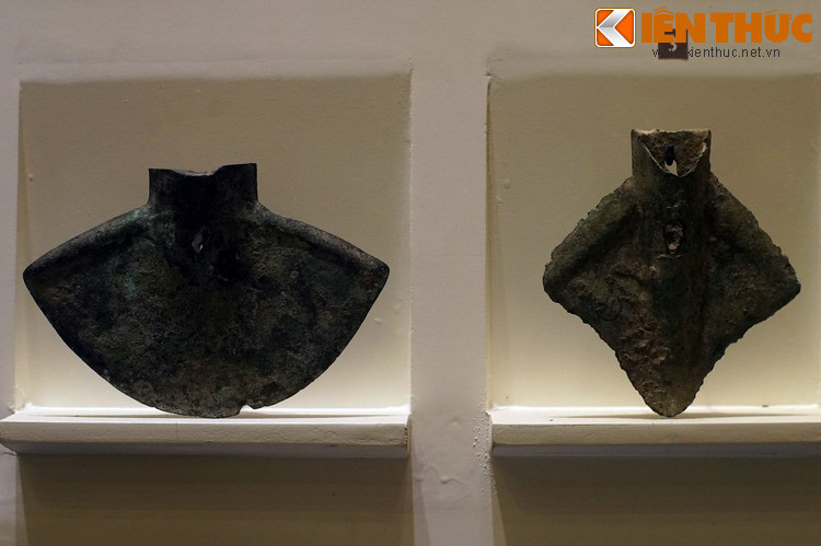 Lưỡi cày bằng đồng của văn hóa Đông Sơn. Sự xuất hiện của lưỡi cày được xem như dấu mốc mở đầu của một thời kỳ mới: Nền nông nghiệp dùng lưỡi cày ra đời.