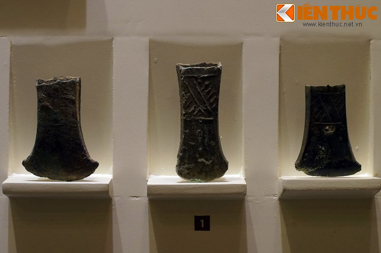 Lưỡi rìu của người Việt cổ, văn hóa Đông Sơn, niên đại 2.000-2.500 năm trước. Các công cụ sản xuất bằng đồng xuất hiện khá phong phú trong nền văn hóa Đông Sơn, với các loại hình như rìu, lưỡi cày, cuốc, xẻng, đục lưỡi câu...