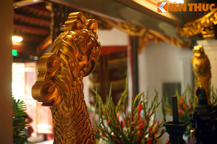 Lạ hơn, phía trên ngôi mộ có một đàn vẹt đông đảo bay kín như một đám mây lượn quanh bảo vệ, che chở cho ngôi mộ. Đàn vẹt ở đó rất lâu rồi bay đi. Vì vậy, nhà Trịnh rất tôn thờ chim vẹt và coi đó là biểu tượng của dòng họ mình...