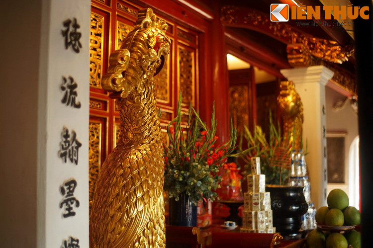 Theo tư liệu của Bảo tàng Lịch sử Quốc gia Việt Nam, trong cuộc kháng chiến chống quân Minh, một lần nghĩa quân Lam Sơn bị thất trận phải rút lui vào trong rừng sâu để bảo toàn lực lượng. Trong lúc lương thực hết, nghĩa quân đã kiệt sức thì một con vẹt bay qua.