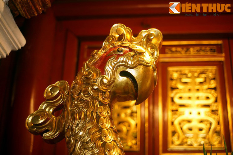 Từ miệng con vẹt, một loại quả đỏ tươi rơi xuống. Các binh sĩ nghĩ rằng quả chín chim ăn được thì con người cũng có thể ăn được, liền theo con chim đến một thung lũng có loại quả này chín rộ. Đó chính là quả bồ quân, loại quả quen thuộc với người dân xứ Thanh ngày nay.