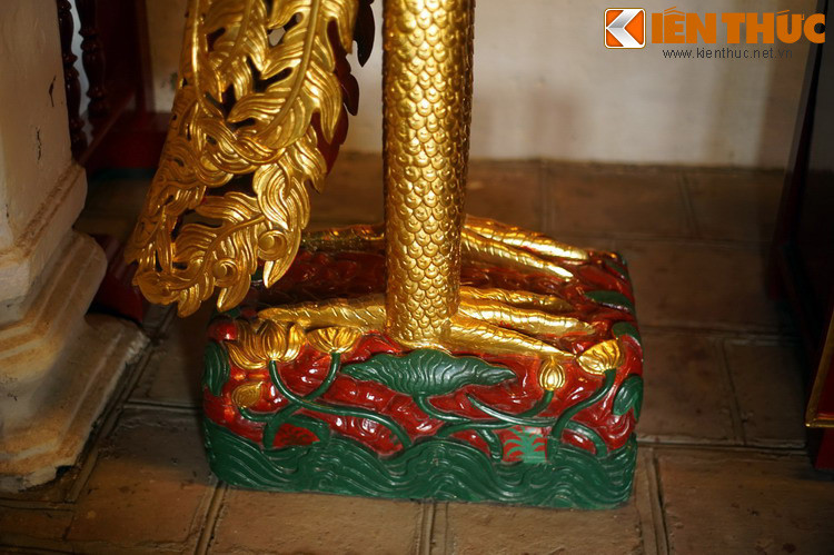 Đêm ấy nước sông như sôi lên, sấm chớp cùng mưa nguồn cuồn cuộn đổ về. Sáng ra trời ngừng mưa, nơi vực xoáy nhấn chìm mẹ Trịnh Kiểm chiều hôm trước bỗng nổi lên một gò đất lớn chạy từ giữa sông vào bờ, thành ngôi mộ thiên táng kỳ lạ ôm giữ thi hài của bà.