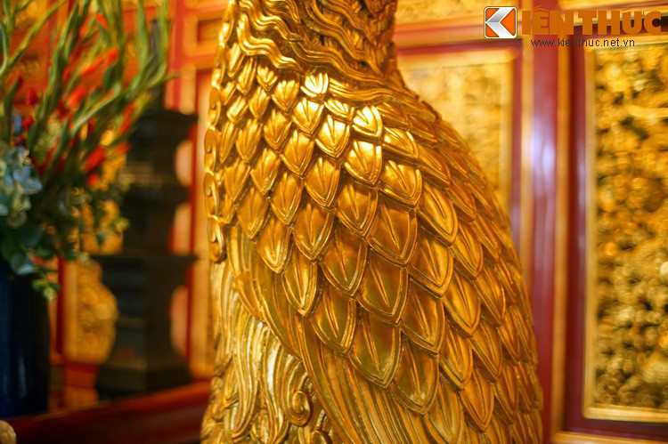 Một giai thoại khác cũng được Bảo tàng Lịch sử Quốc gia Việt Nam ghi chép, về tục thờ vẹt liên quan đến chúa Trịnh Kiểm (1503-1570) người mở đầu sự nghiệp của các chúa Trịnh. Theo đó, Trịnh Kiểm mồ côi cha từ nhỏ, gia cảnh khó khăn. Ông bắt đầu sự nghiệp trong vai trò người huấn luyện đàn ngựa chiến cho một viên tướng nhà Mạc.