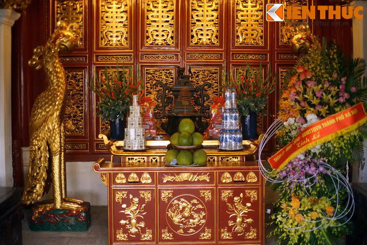 Đôi chim anh vũ, tức chim vẹt, được thờ trong nhà Bái đường của đền Ngọc Sơn, ngôi đền nổi tiếng của Thủ đô Hà Nội. Tục thờ chim vẹt là một tín ngưỡng độc đáo của người Việt, gắn với các truyền thuyết ly kỳ liên quan đến nhà Hậu Lê và các chúa Trịnh, được ghi lại trong sử sách.