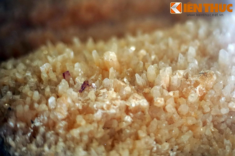 Tinh đám thạch anh là khoáng vật giàu giá trị thẩm mỹ, thường được chế tác thành vật dụng trang trí nội thất.