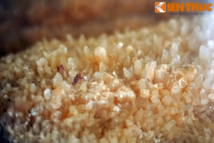 Tinh đám thạch anh là khoáng vật giàu giá trị thẩm mỹ, thường được chế tác thành vật dụng trang trí nội thất.