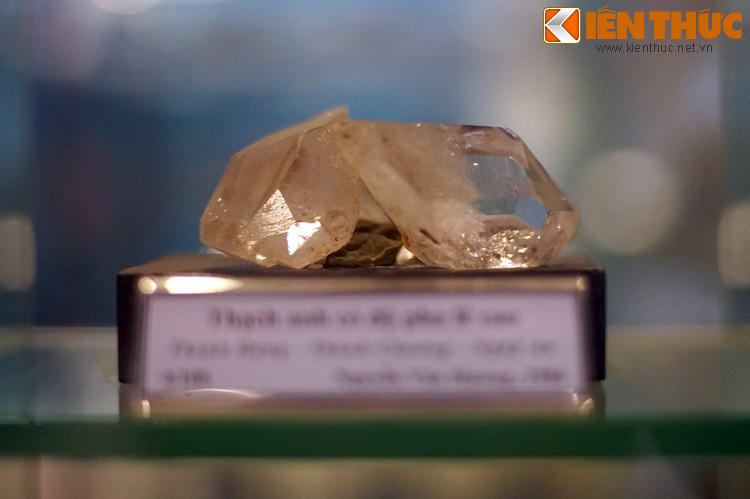 Tinh thể thạch anh có độ pha lê cao, thu thập ở Thanh Hưng, Thanh Chương, Nghệ An năm 1986. Thạch anh có độ pha lê càng cao càng tinh khiết và giá trị càng tăng.