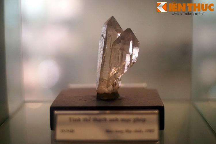 Tinh thể thạch anh mọc ghép hiếm thấy được thu thập năm 1985. Các tinh thể thạch anh trong suốt có màu sắc đa dạng, được sử dụng làm đồ trang sức từ rất xa xưa, ngày nay là loại đá bán quý phổ biến nhất thế giới.