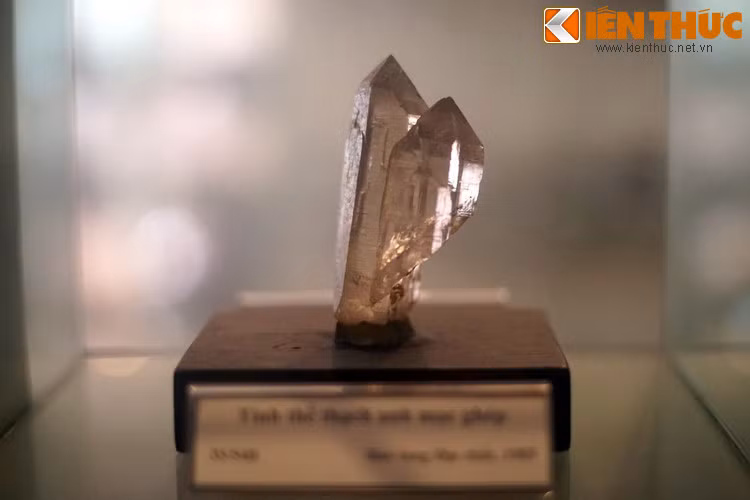 Tinh thể thạch anh mọc ghép hiếm thấy được thu thập năm 1985. Các tinh thể thạch anh trong suốt có màu sắc đa dạng, được sử dụng làm đồ trang sức từ rất xa xưa, ngày nay là loại đá bán quý phổ biến nhất thế giới.