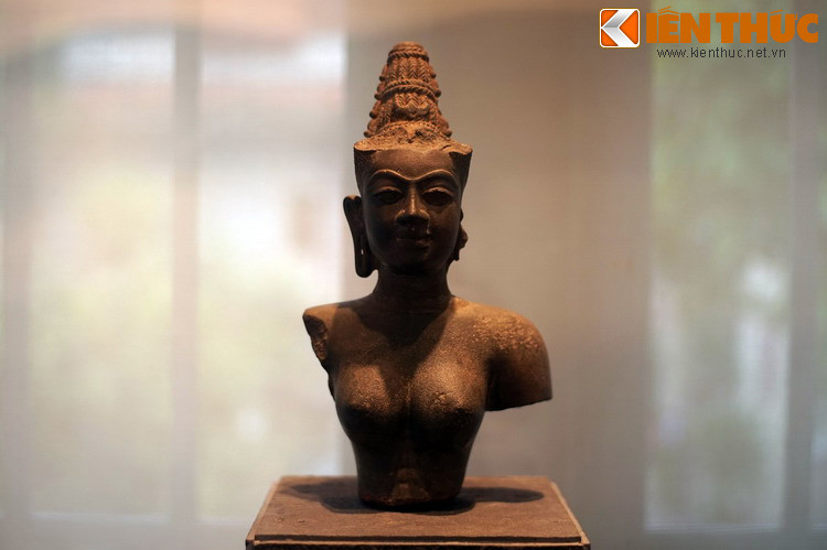 Được tìm thấy ở Hương Quế, Quế Sơn, Quảng Nam, tượng nữ thần Devi (hiện lưu giữ tại Bảo tàng Lịch sử TP HCM) được đánh giá là tác phẩm điêu khắc nữ thần đẹp nhất của nền văn hóa Chăm Pa từng được tìm thấy.